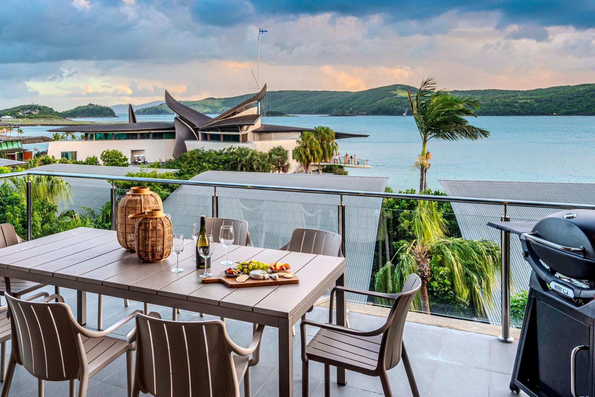 Yacht Club * Hamilton Island